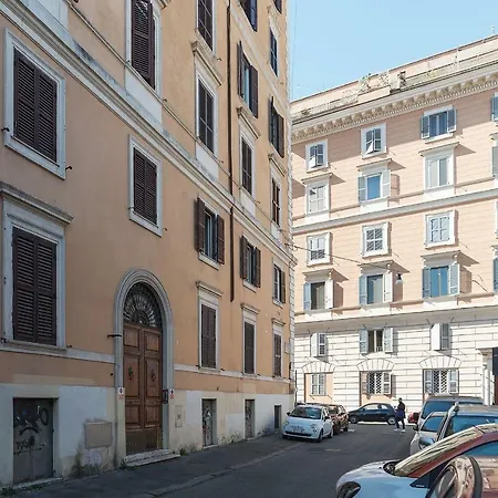 San Giovanni & Colosseo Roomy Flat * ローマ