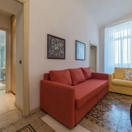 San Giovanni & Colosseo Roomy Flat ローマ